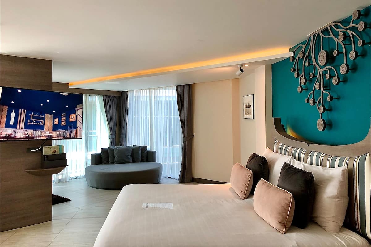 Corner Suite 1 King Bed, Mountain View | Premium bedding, minibar, in-room safe, desk