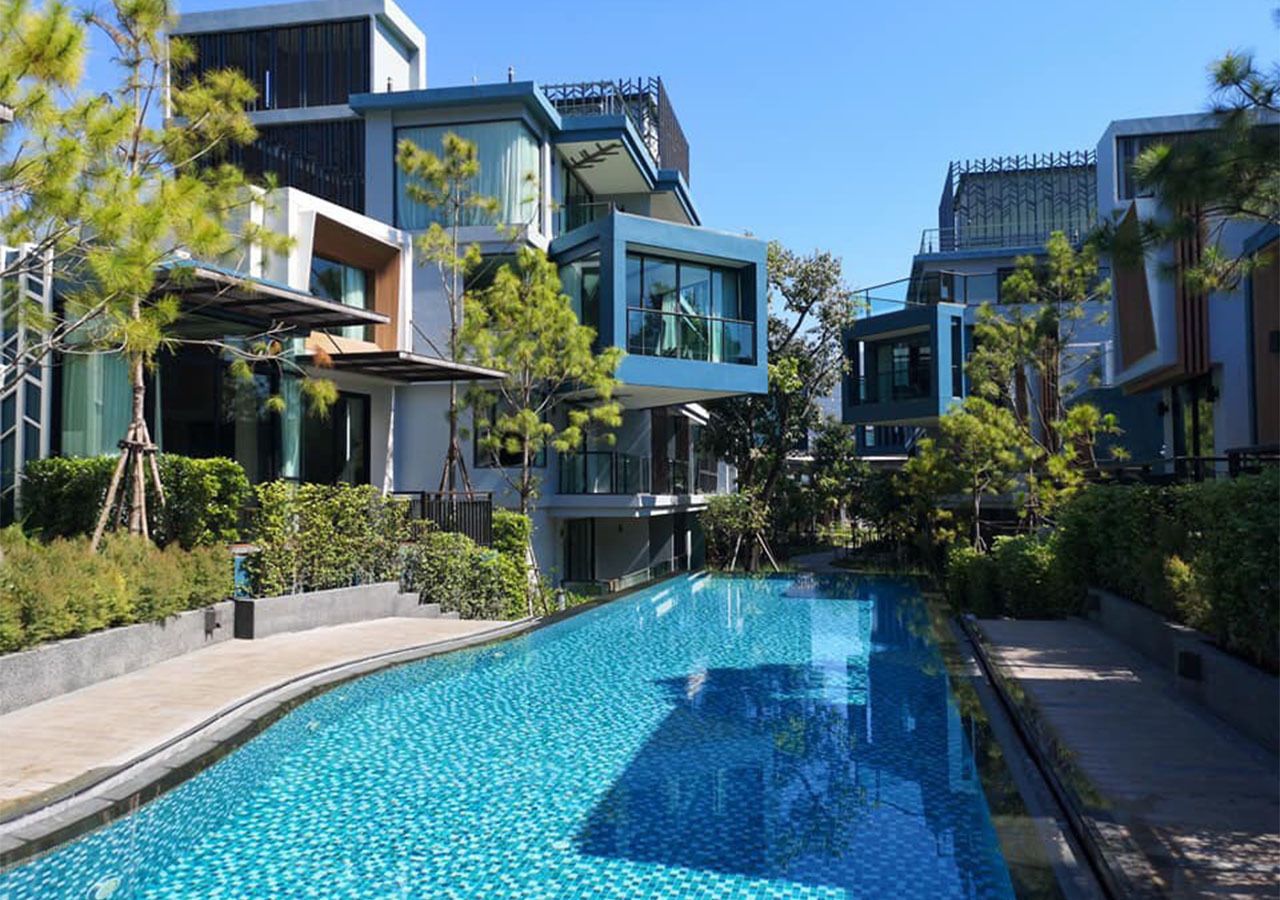 Piscine extérieure, chaises longues