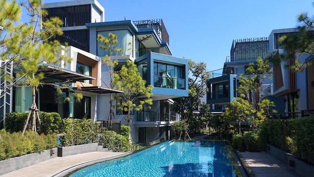 Un conjunt residencial modern amb piscina, arquitectura contemporània i jardineria ben cuidada.