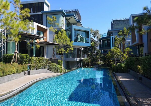 室外泳池;08:00 至 20:00 開放;躺椅