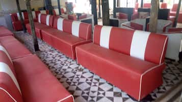 Phục vụ bữa sáng, bữa trưa, bữa tối, đặc sản địa phương