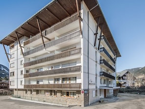 Un hotel a più piani con balconi, facciata in pietra e un cartello con scritto "LE WARENS".