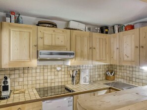 Kühlschrank, Ofen, Geschirrspüler, Wasserkocher mit Kaffee-/Teezubehör