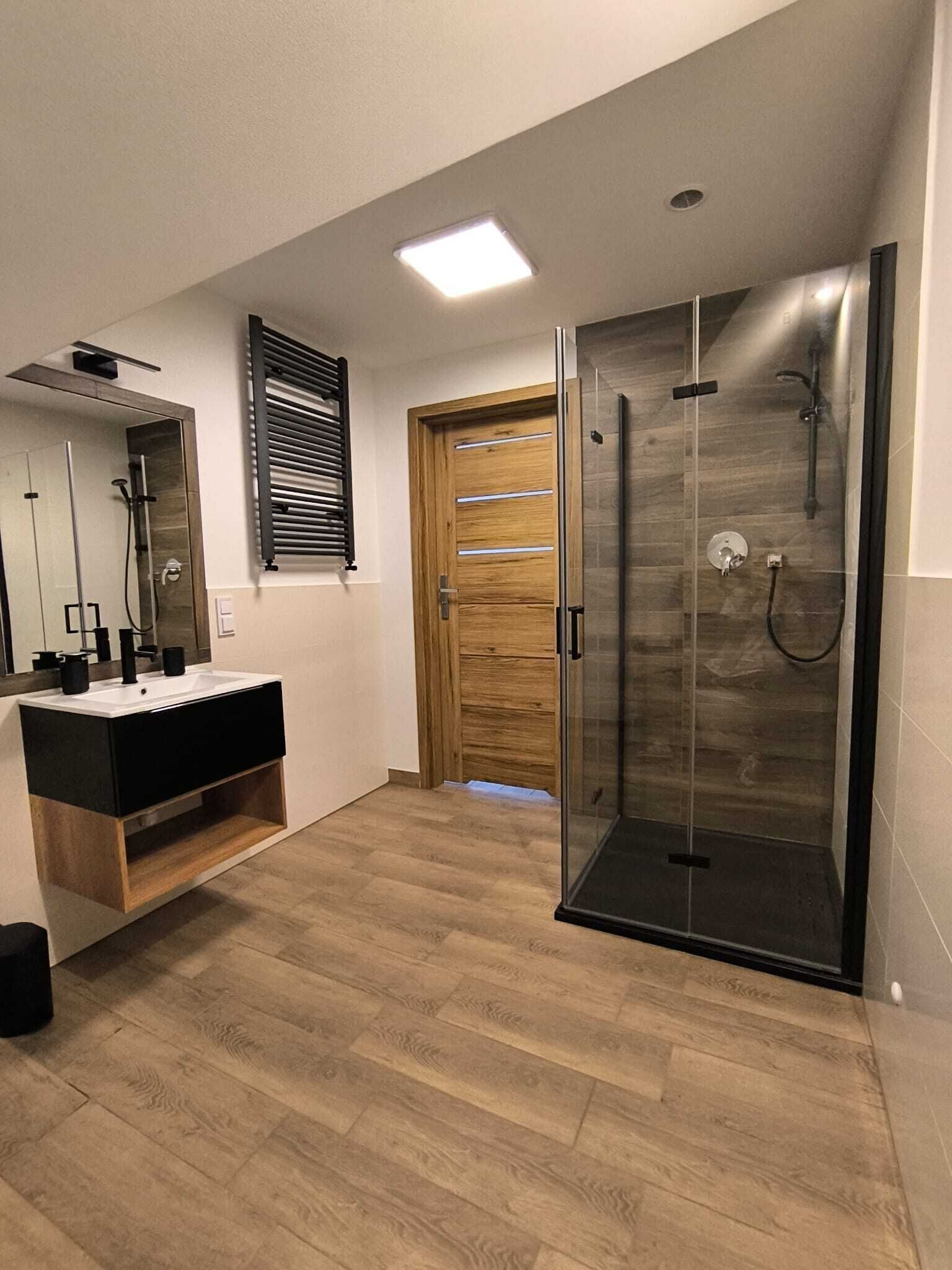 Vierpersoonskamer | Badkamer | Een haardroger, handdoeken