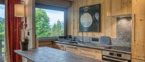 Een koelkast, een magnetron, een oven, een vaatwasser