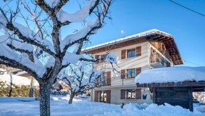 A two-story chalet with a balcony, surrounded by snow-covered trees and a clear sky. - 2-room apartment with balcony and parking in Megève (Megève)