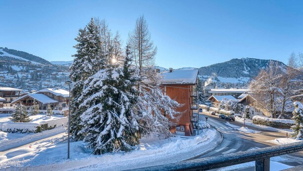 A snow-covered landscape with a road, a small building, and houses in the background. - 2-room apartment with balcony and parking in Megève (Megève)