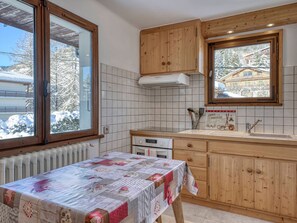 Fridge, oven, coffee/tea maker, cookware/dishes/utensils - 2-room apartment with balcony and parking in Megève (Megève)