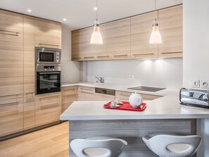 Kjøleskap, mikrobølgeovn, ovn og oppvaskmaskin