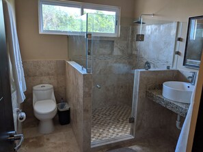 Badewanne, Haartrockner, Handtücher, Seife