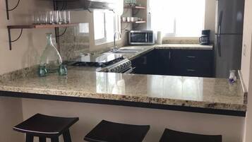 Réfrigérateur, micro-ondes, four, plaque de cuisson