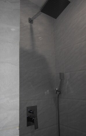 Shower, rainfall showerhead, free toiletries, hair dryer - Morning Star Guest House (Nyaung-U)