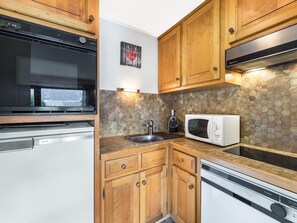 Refrigerador, microondas, horno, placa de cocina