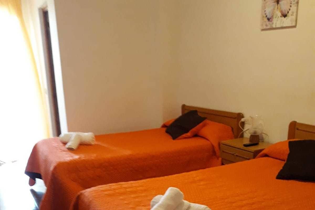 Habitación con 1 cama matrimonial o 2 individuales, 1 cama matrimonial o 2 camas individuales | Wifi gratis y ropa de cama