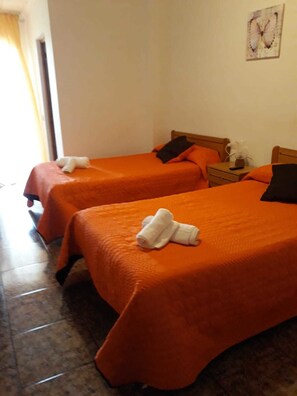 Habitación con 1 cama matrimonial o 2 individuales, 1 cama matrimonial o 2 camas individuales | Wifi gratis y ropa de cama 