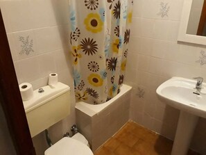 Habitación con 1 cama matrimonial o 2 individuales, 1 cama matrimonial o 2 camas individuales | Baño | Tina, amenidades de baño gratuitas, toallas 