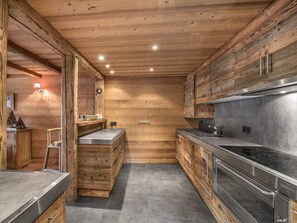 Fridge, microwave, oven, stovetop - Beautiful 3-Bedroom Apartment in Megève, Terrace, Wifi (Megève)