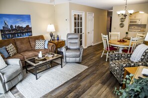 TV, DVD player - 🌄Resort Vacations at Fairfield Glade TN Spacious Lakefront Condo (Crossville)