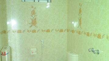 Dobbeltrom – deluxe, 1 queensize-seng, ikke-røyk | Bad | Dusj, tøfler og håndklær