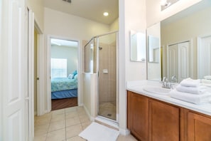 Condo familiar, balcón, en el área del jardín | Baño | Regadera tipo lluvia, secadora de cabello, toallas, papel de baño