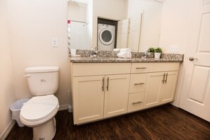 Familien-Stadtwohnung, Balkon, zum Garten hin | Badezimmer | Regendusche, Haartrockner, Handtücher, Toilettenpapier