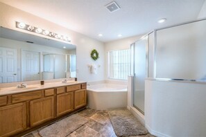 Familienvilla, eigener Pool, zum Garten hin | Badezimmer | Duschwanne, Regendusche, Haartrockner, Handtücher