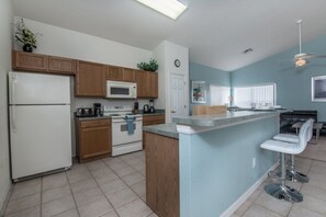 Familienvilla, eigener Pool, zum Garten hin | Gemeinschaftsküche | Kühlschrank, Mikrowelle, Ofen