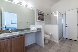 Familienvilla, eigener Pool, zum Garten hin | Dusche im Bad
