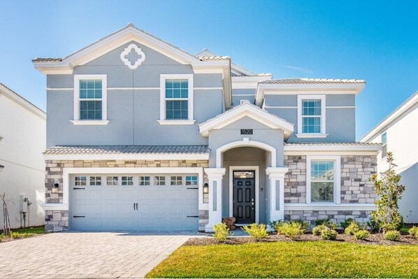 Condo familiar, balcón, en el área del jardín | Vista frontal de la propiedad