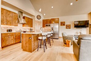 Townhome, 3 Bedrooms | Private kitchen