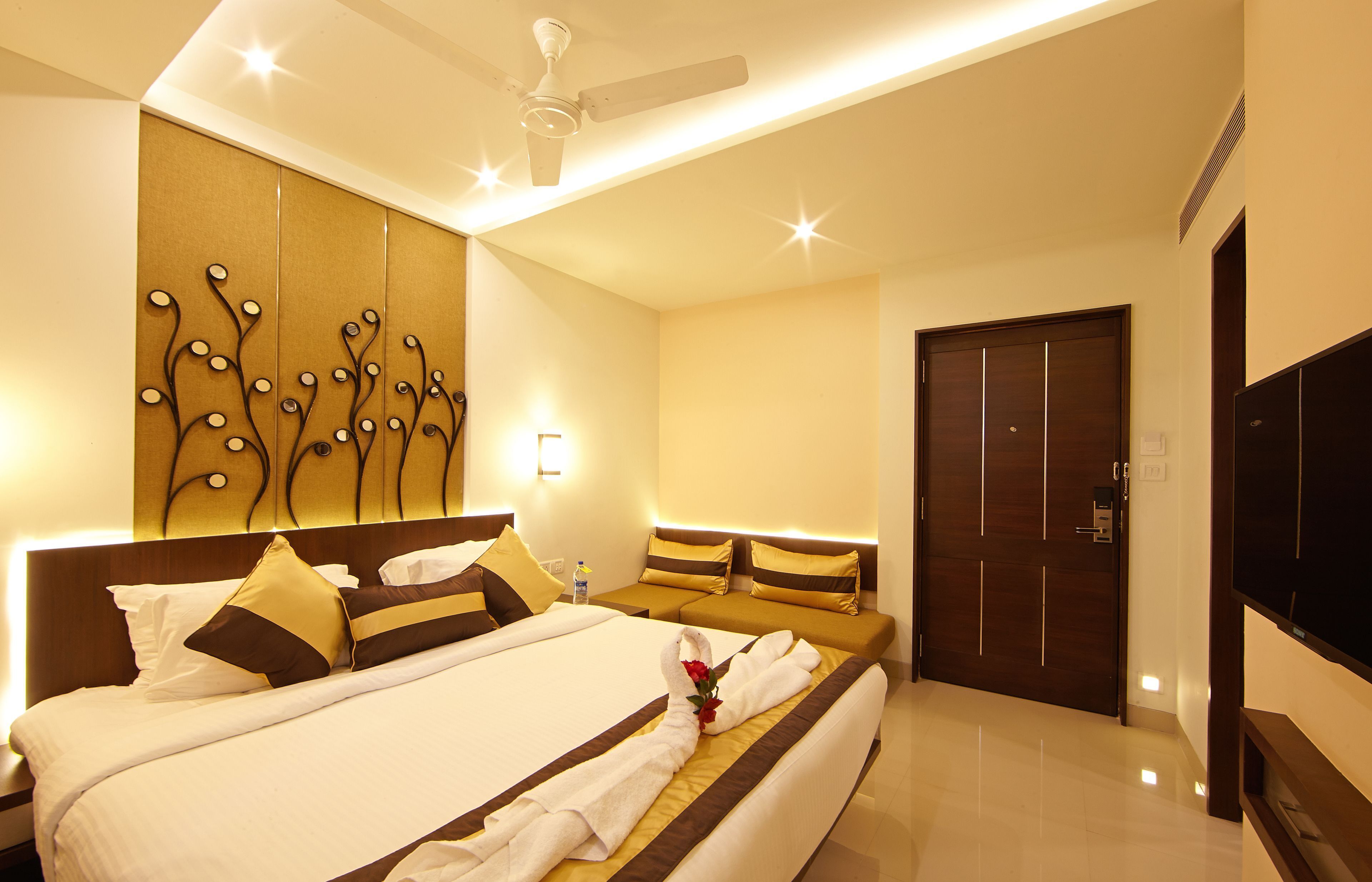 1 bedroom, Egyptian cotton sheets, premium bedding, memory-foam beds