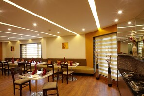 Dining - Saravana's Golden Fruits Business Suites (Chennai)