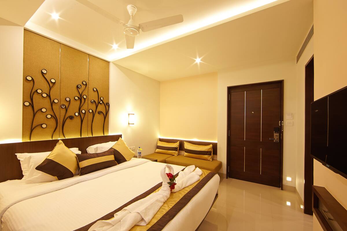 1 bedroom, Egyptian cotton sheets, premium bedding, memory-foam beds