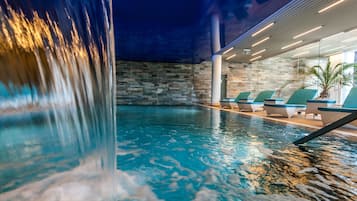 Inomhuspool med öppettider 10.00 till 22.00, och solstolar