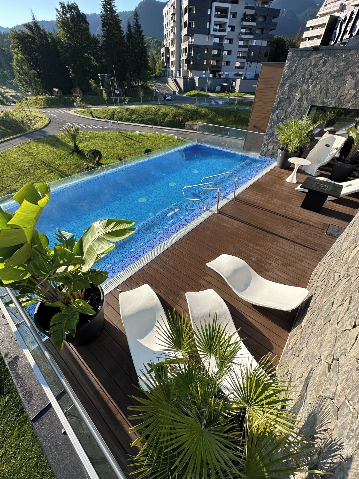 Piscina interna, funciona das 10h às 22h, espreguiçadeiras
