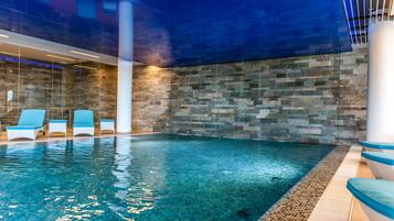 Piscina coberta (horari: 10:00-22:00) i gandules