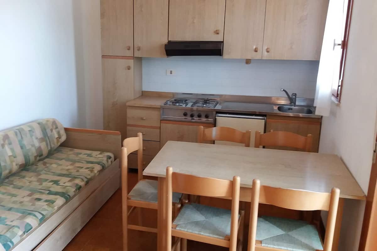 Full-size fridge, stovetop, cookware/dishes/utensils