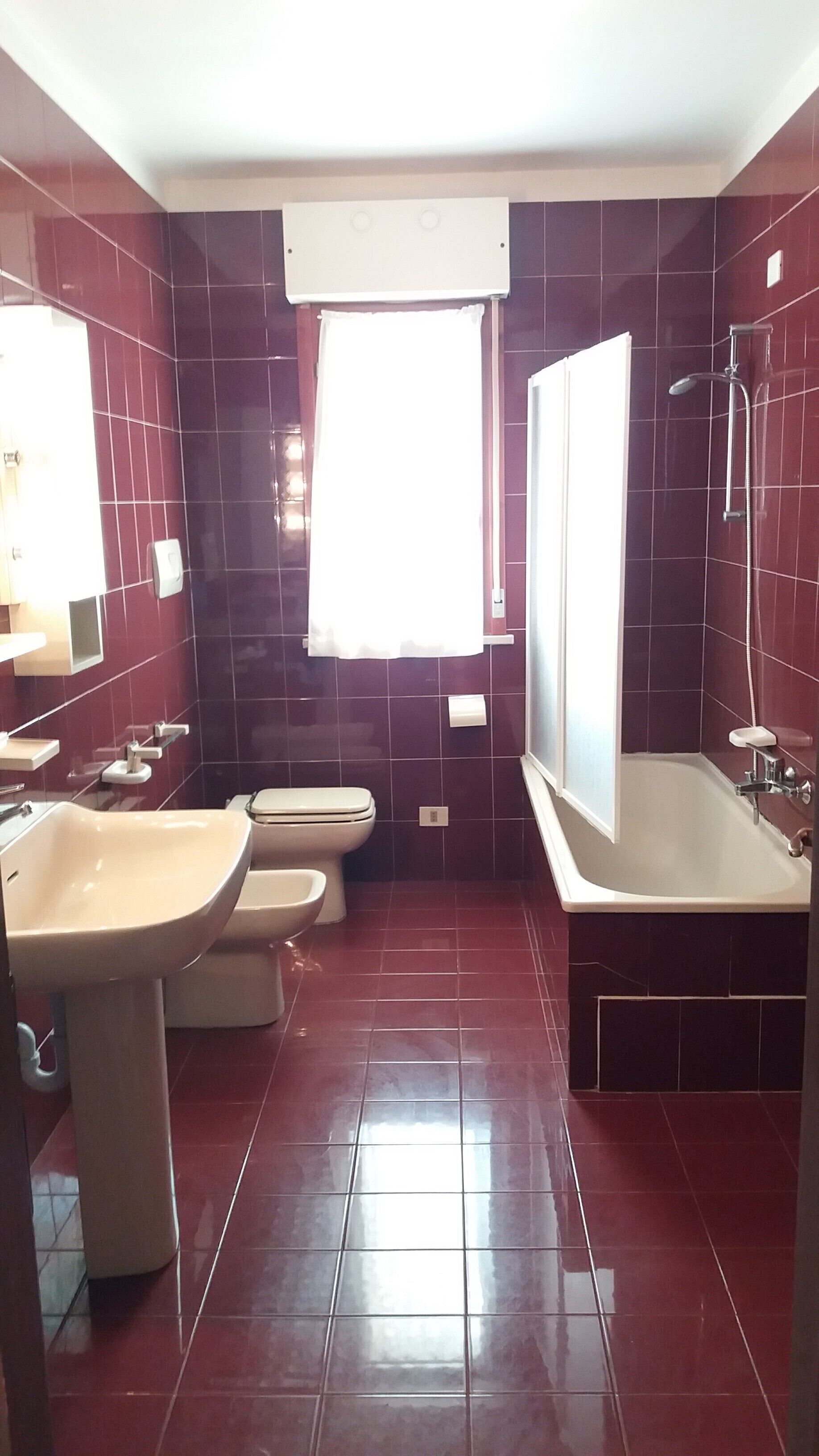 Ein Badezimmer mit Toilette, Bidet, Waschbecken und Badewanne.