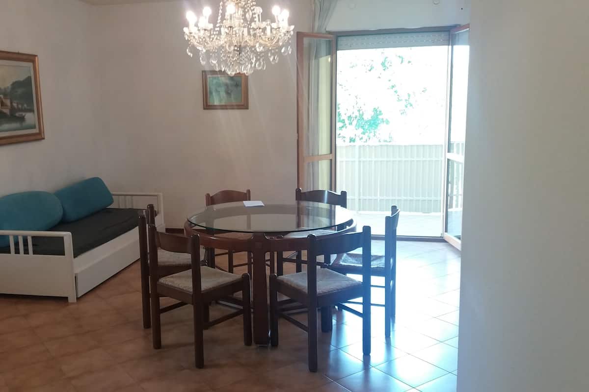 Leilighet, 2 soverom, terrasse | Oppholdsrom | TV