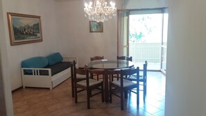 Apartment, 2 Schlafzimmer, Terrasse | Wohnzimmer