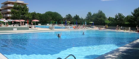 3 buitenzwembaden, parasols voor strand/zwembad