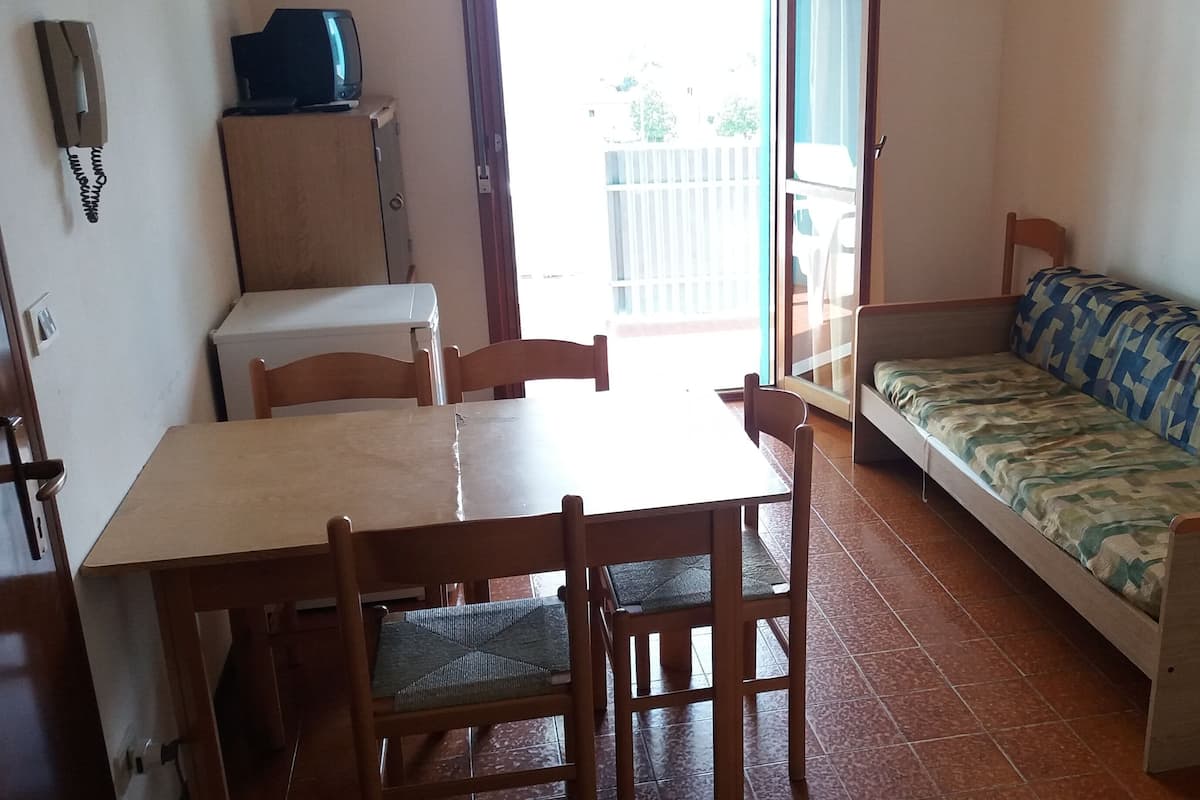 Leilighet, 2 soverom, terrasse, bassengutsikt | Oppholdsrom | TV