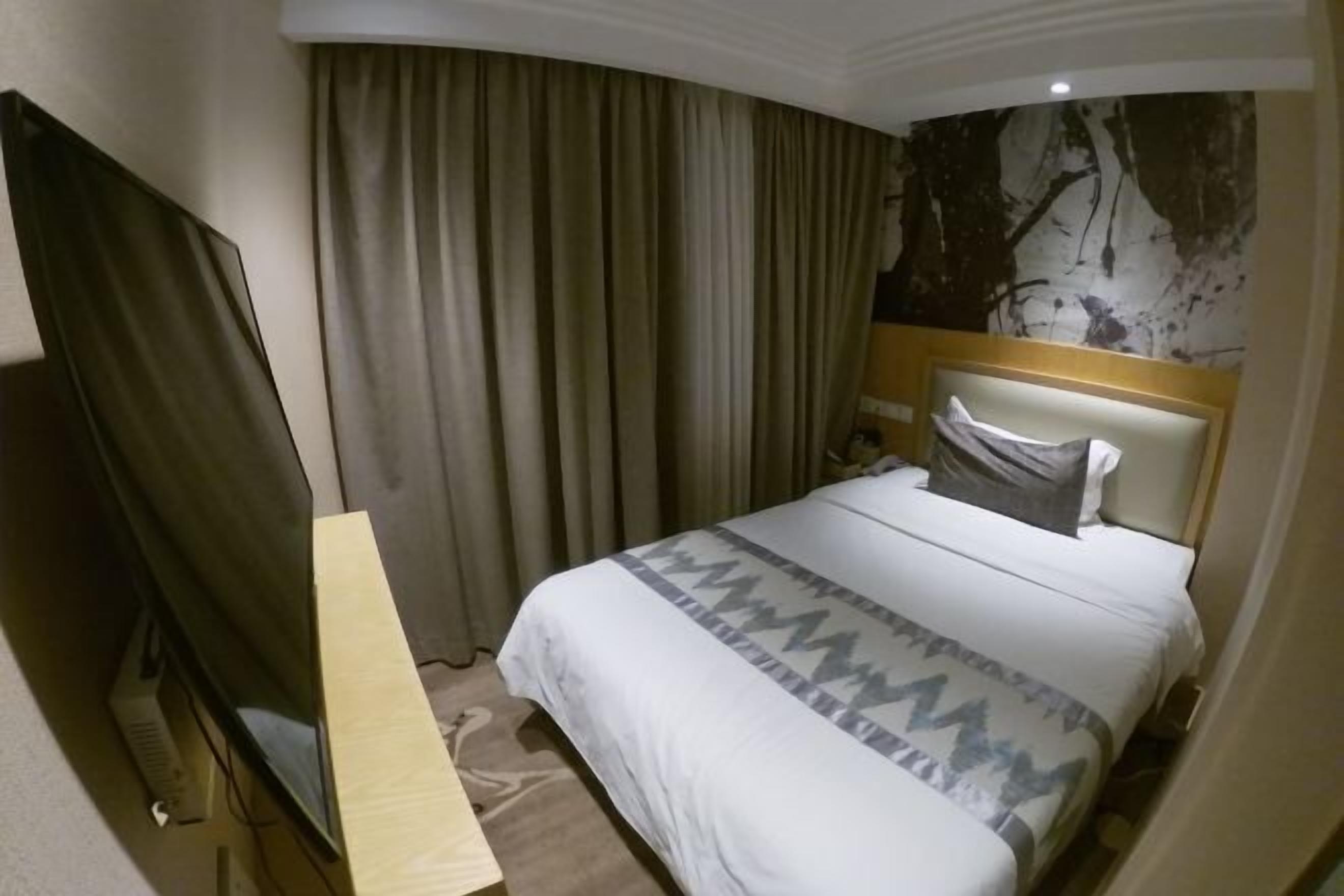 In-room safe, desk, soundproofing, free WiFi