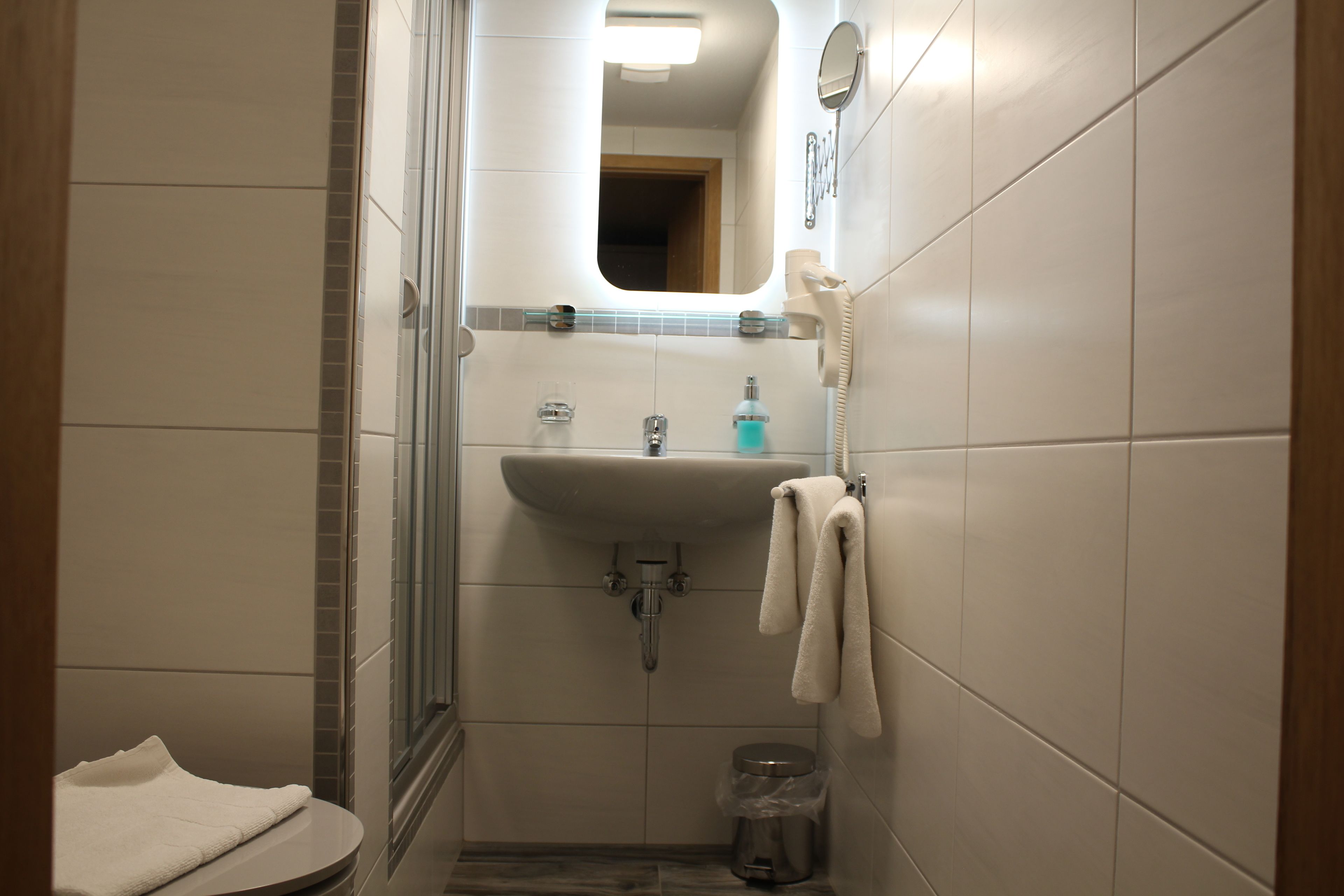 economy single room, 1 single bed, non smoking | bathroom | free toiletries, hair dryer, towels