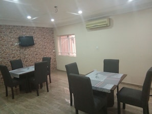 Bữa sáng đặc sản địa phương hàng ngày với phụ phí nhỏ
