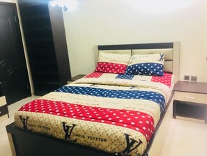 Escritorio, espacio para trabajar con laptop y ropa de cama 