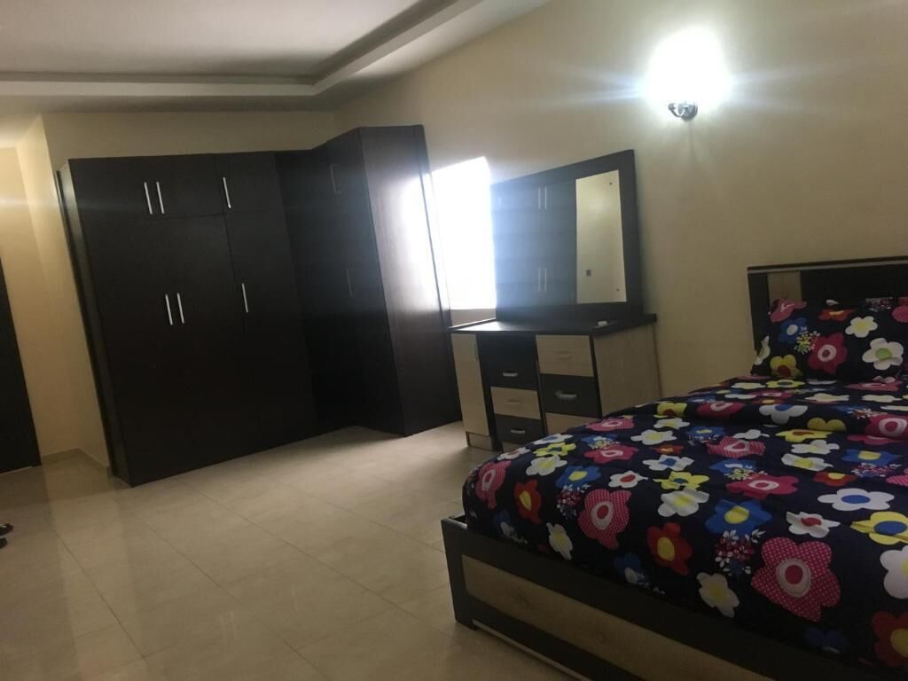 Escritorio, espacio para trabajar con laptop y ropa de cama 