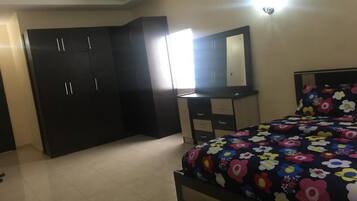 Escritorio, espacio para trabajar con laptop y ropa de cama