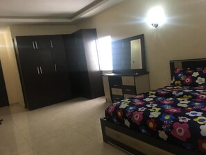 办公桌、笔记本电脑工作区、床单