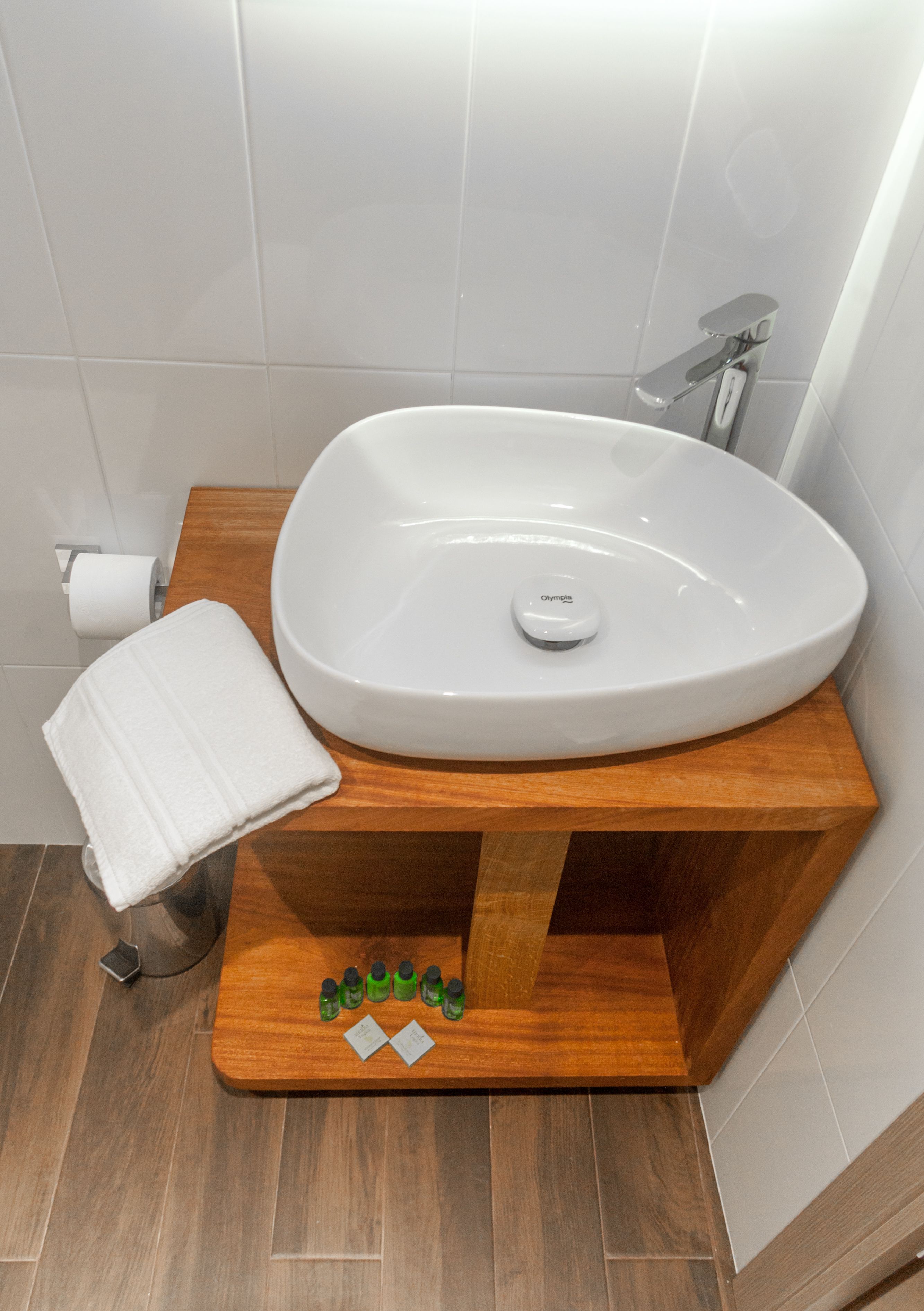 deluxe double room | bathroom sink
